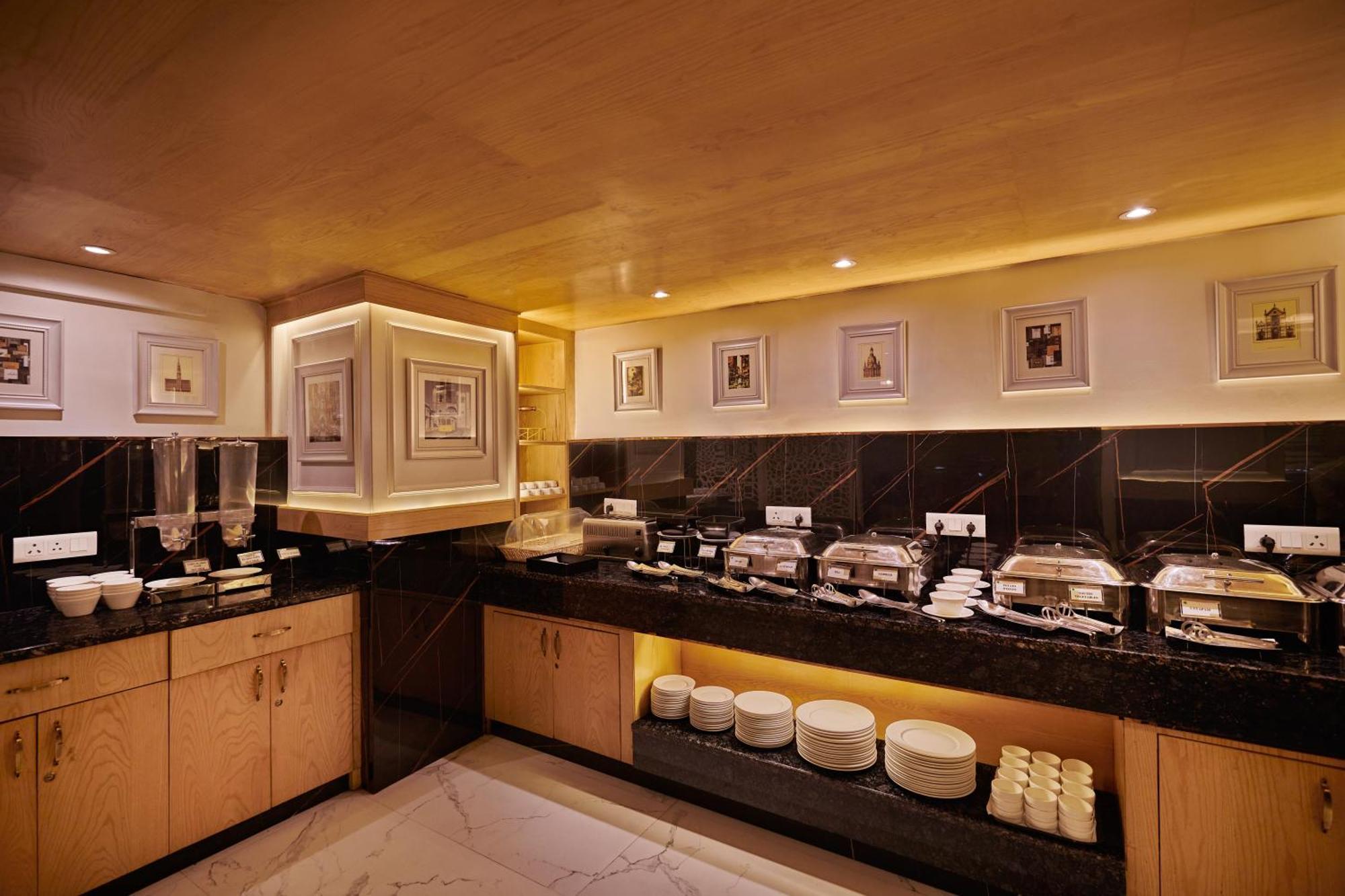Deventure Sarovar Portico Patel Nagar Neu-Delhi Exterior foto